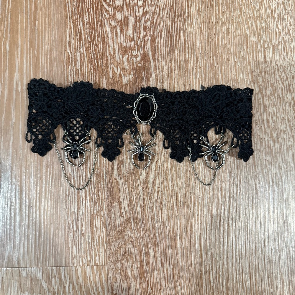 Hot Topic spider choker necklace 
Great condition